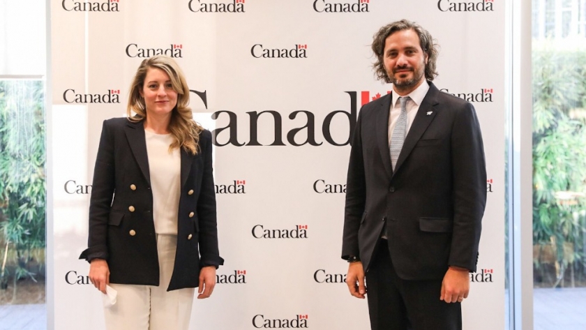 Cafiero junto a su par de Canadá, Mélanie Joly, acordaron profundizar comercio e inversiones en sectores agroalimentarios y energéticos