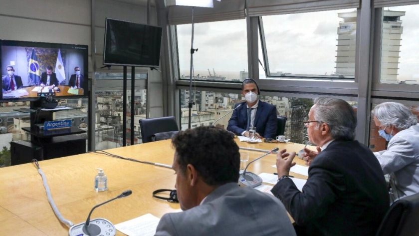 El canciller Felipe Solá mantuvo una videoconferencia con su par de Brasil, Ernesto Araújo