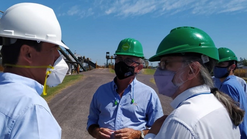 Costamagna acompañó a Basterra en la visita a una empresa de servicios de producción de semillas en Murphy