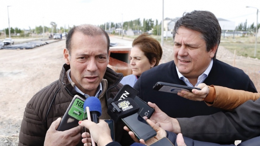 Gutiérrez y Gaido recorrieron obra en calle Necochea