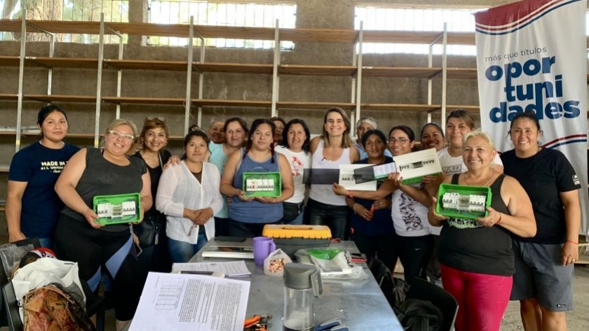 La Secretaría de las Mujeres y Edesa acompañaron a las “constructoras” en las clases de electricidad