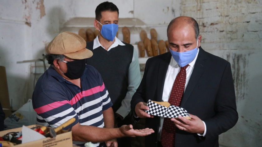 14 familias viven de lo que producen en una cooperativa talabartera