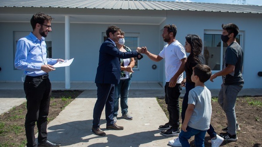 Kicillof encabezó el acto de entrega de viviendas en el barrio Virgen de Luján