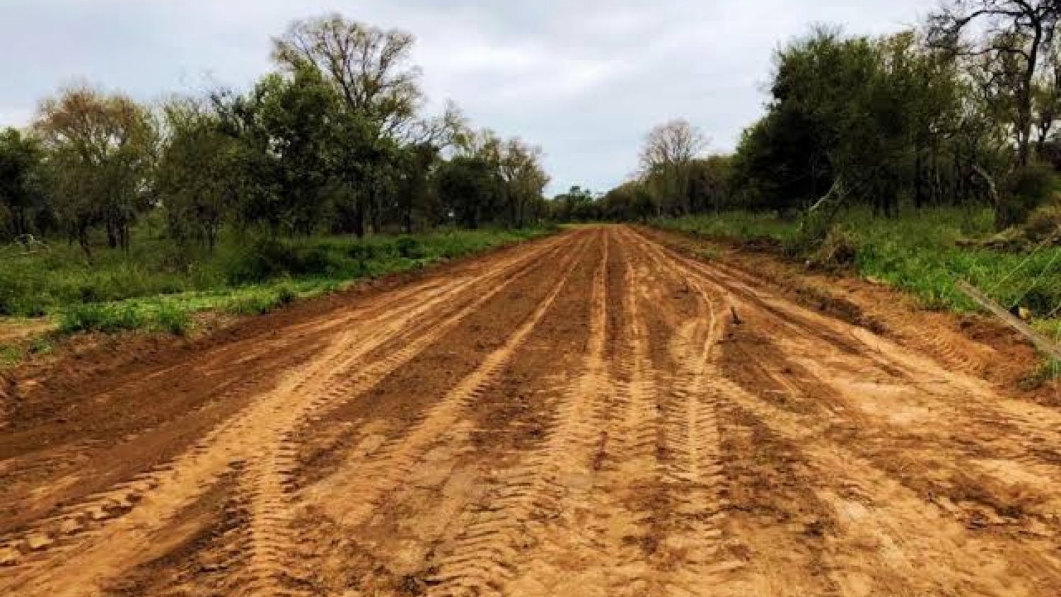 Clodomira repara accesos viales para el sector agropecuario