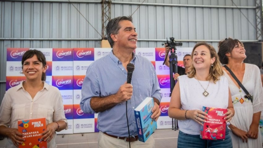 En General Pinedo, Capitanich inauguró el nuevo piso de parquet para la cancha de básquet local y entregó kits educativos