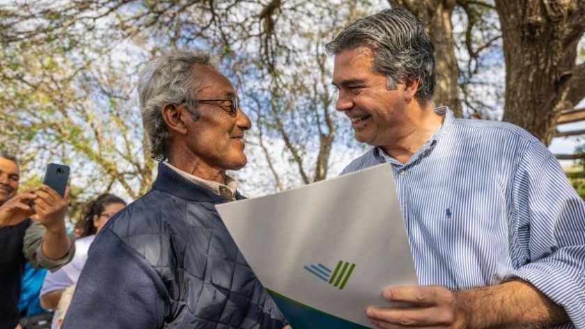En Castelli, Capitanich entregó títulos de propiedad de la tierra e inauguró más conexiones de electrificación rural