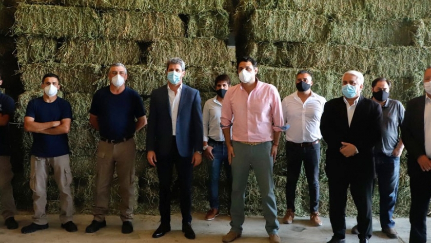 Uñac visitó una empresa dedicada al procesamiento y empaque de alfalfa