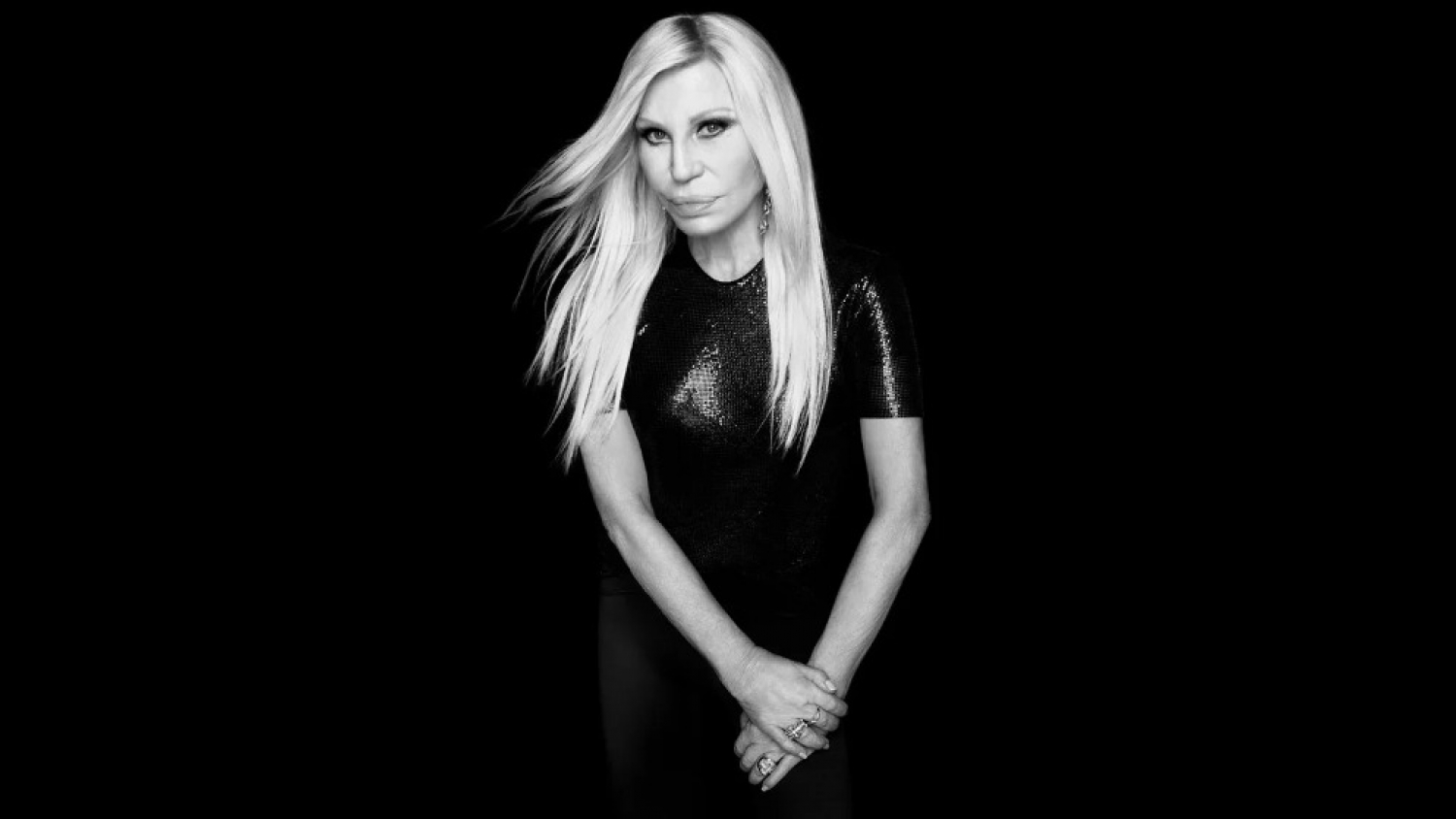 Donatella Versace vuelve a la moda con una marca junto a Revolve