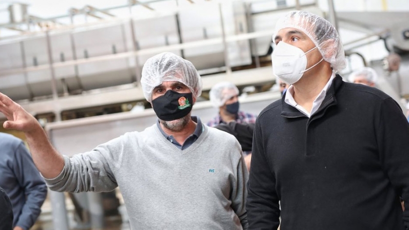 Valdés de recorrida en el sureste provincial, visitó una cooperativa e inspeccionó obras viales y de energía