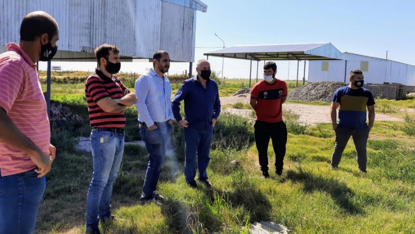 Funcionarios visitaron la plantación de aloe saponaria en Metileo