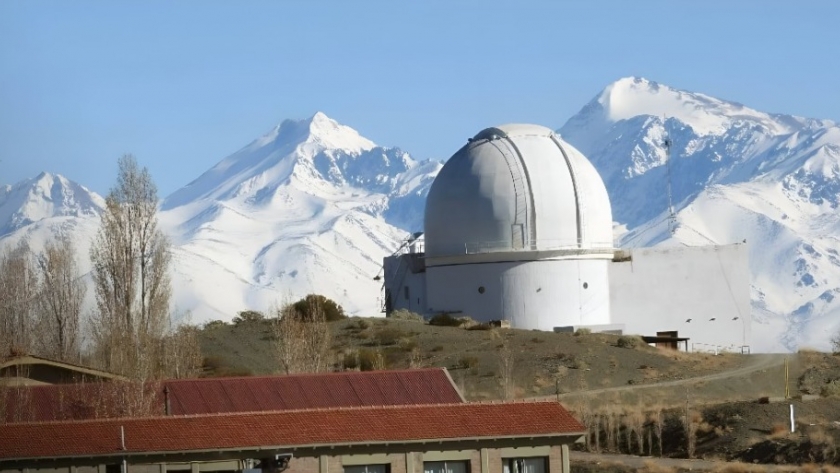Dormir bajo las estrellas: una noche en el observatorio astronómico más importante del país