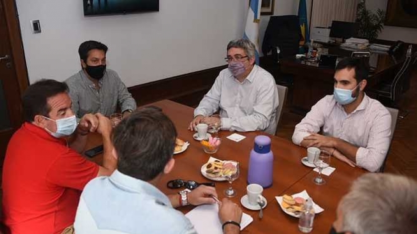 Rodríguez visitó Necochea y avanzó en su integración al Plan de Caminos Rurales