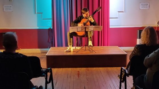 El guitarrista Juan Marino se presentó en el Centro Cultural Ernesto Sábato de Rojas