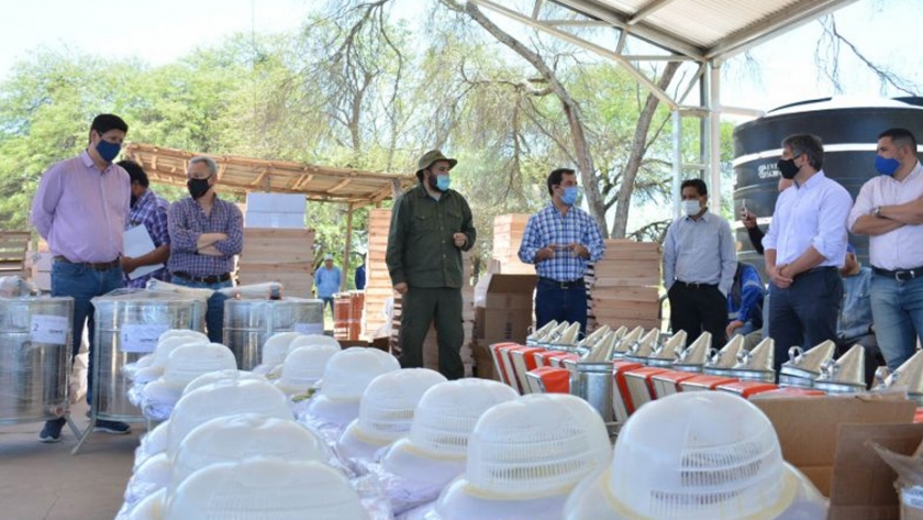 Lifton entregó 320 colmenas e insumos a productores apícolas del Departamento Güemes