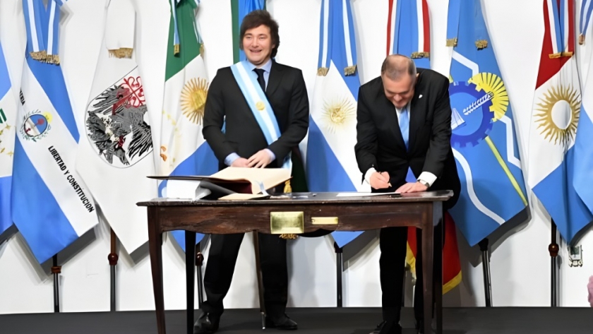 El presidente Milei firmó el pacto de Mayo con Jaldo y 17 gobernadores