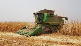 El trabajo de un argentino en África enseñando a cosechar el maíz