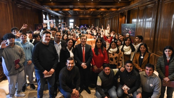 El gobernador recibió a 100 alumnos de los departamentos Loreto y Salavina