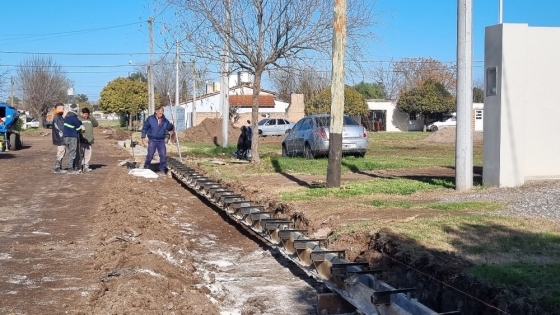 Avanza a buen ritmo la obra de cordón cuneta en el Barrio Nehuenche II