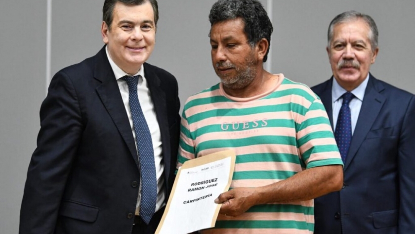 El gobernador Zamora participó de la entrega de herramientas para 82 emprendimientos