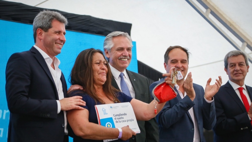 Uñac y Fernández presidieron la mayor entrega de viviendas de sus gestiones