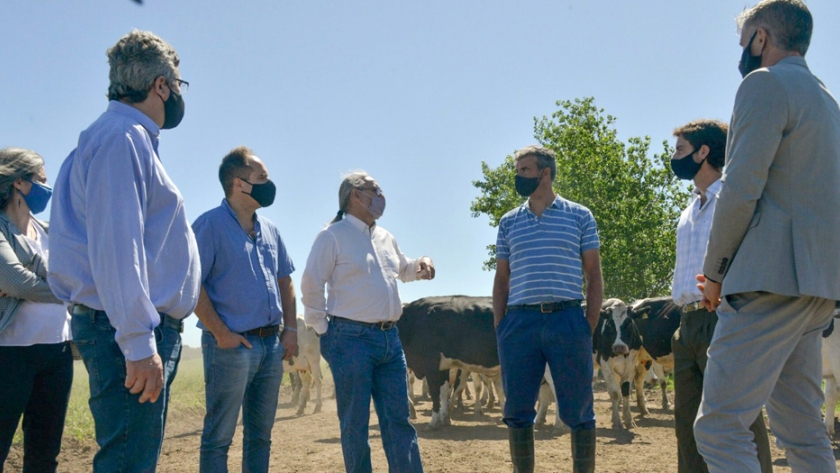 Basterra recorrió emprendimientos productivos en Navarro y se reunió con productores locales