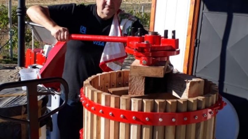 El gobierno provincial acompaña a productores vitivinícolas de Comodoro Rivadavia en la elaboración de vino blanco
