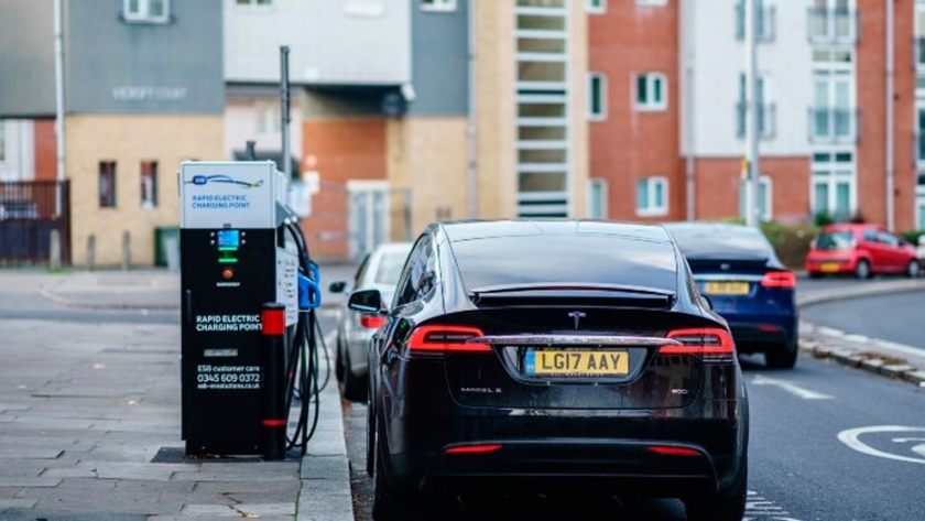 Gran Bretaña prohibirá venta de vehículos de gasolina e híbridos para 2035