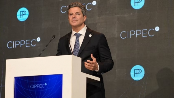 Empresarios y funcionarios en la cena de CIPPEC: consenso macro y dudas sobre el impacto en la economía real