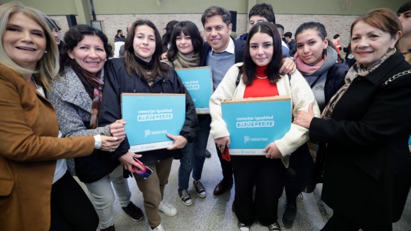 Kicillof entregó 458 computadoras a estudiantes secundarios de Presidente Perón
