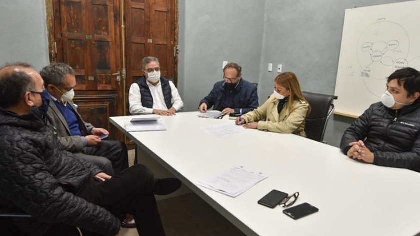 Gobierno e intendentes firmaron un convenio para control de asistencia de personal provincial en municipios