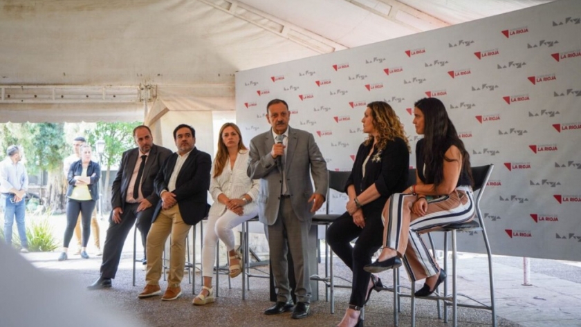 Quintela entregó 234 decretos de pase a planta que les garantiza contar con un trabajo estable