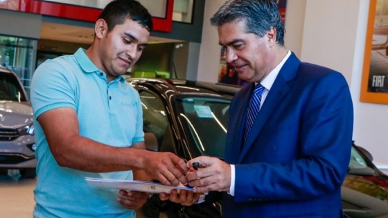 El  gobernador entregó los autos del sorteo “comprá en tu ciudad”