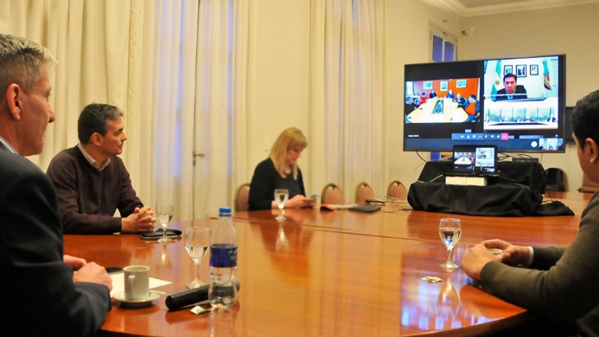 Arcioni encabezó una reunión con PAE, el intendente Luque y gremios que trabajan en la actividad petrolera