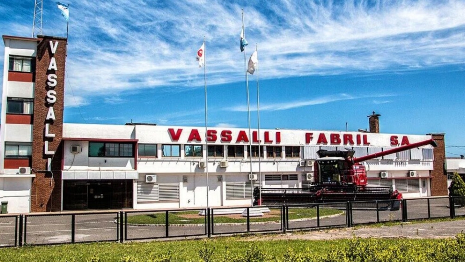 Vassalli vuelve a producir en Firmat: una cosechadora reaviva las expectativas de recuperación de la histórica fábrica