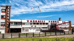 Vassalli vuelve a producir en Firmat: una cosechadora reaviva las expectativas de recuperación de la histórica fábrica