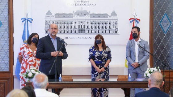 Perotti tomó juramento a las flamantes ministras de Gobierno, Celia Arena; y de Género, Florencia Marinaro