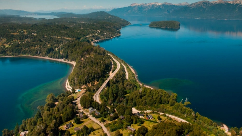 Ruta de los Siete Lagos: un paisaje de aguas celestes