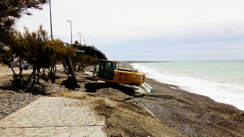 Playa Unión: el gobierno de la provincia realiza trabajos de adecuación en el frente costero dañado
