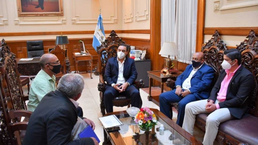 Valdés firmó convenios con cuatro intendentes del interior para obras de infraestructura