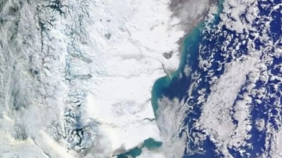 Impactante: una foto de la NASA muestra cómo se ve Santa Cruz tapada de nieve