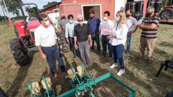 Capitanich entregó tractores y equipamiento a consorcios rurales de Colonia Benítez y Margarita Belén