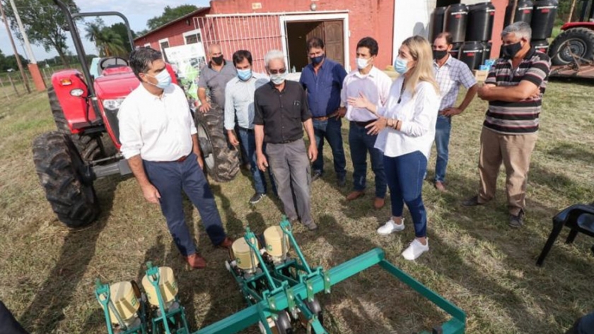 Capitanich entregó tractores y equipamiento a consorcios rurales de Colonia Benítez y Margarita Belén