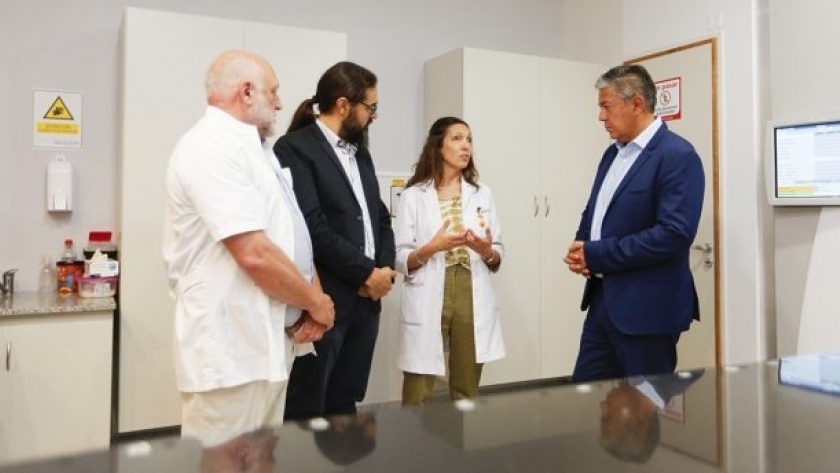El gobernador puso en marcha el acelerador lineal del Hospital Castro Rendón