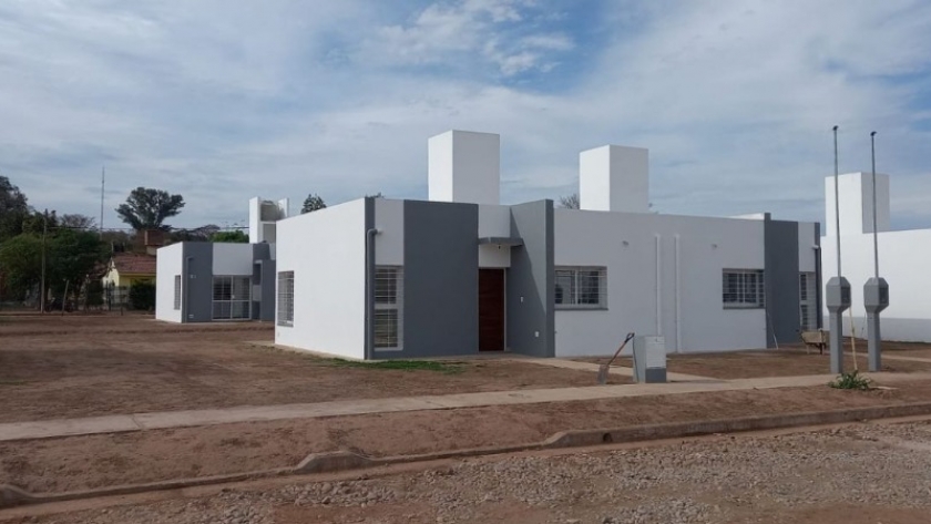Más viviendas para familias salteñas, escrituras y obras de agua en el interior