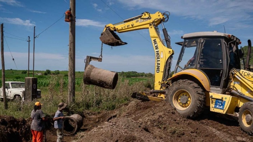 Reconstruyen caminos productivos del departamento Diamante