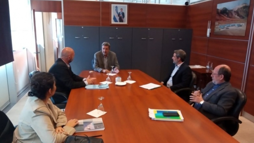 El Ministerio de Minería firmó convenio con la UCC para el monitoreo ambiental en los departamentos