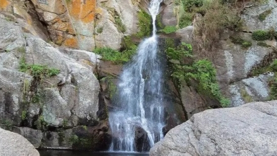 El salto de agua escondido entre sierras que sorprende por su belleza natural