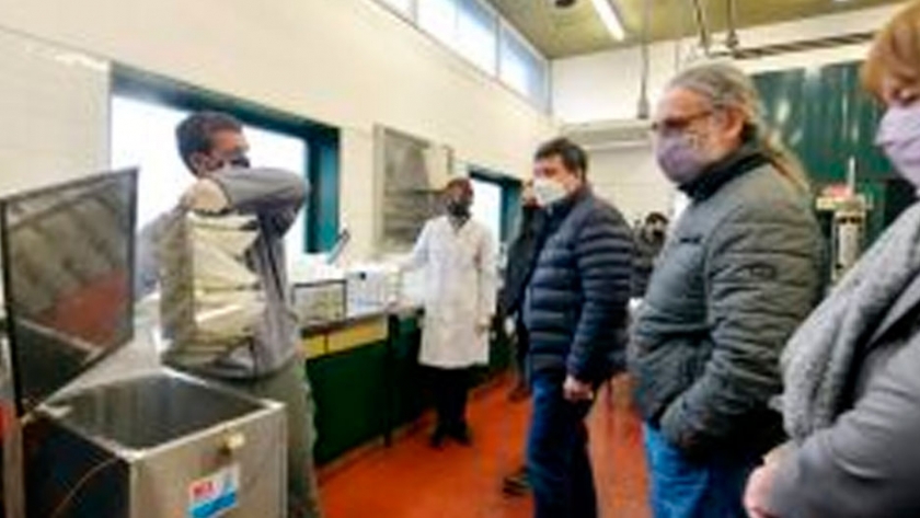 Prueban la ensachetadora que beneficiará a pequeñas cuencas lecheras