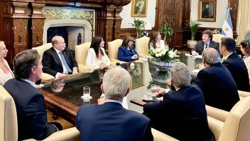 Negociaciones contrarreloj en una semana bisagra para el Gobierno, entre la ley ómnibus y el desafío callejero de la CGT y el peronismo
