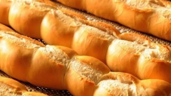 Gobierno y empresarios acuerdan precio tope para el pan, en un intento por frenar la inflación